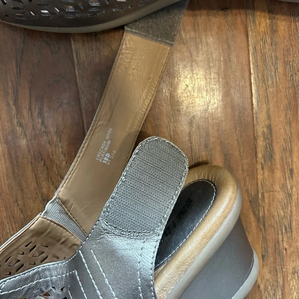 Stylish Women's Silver Wedge Sandals - Picture 6 of 7